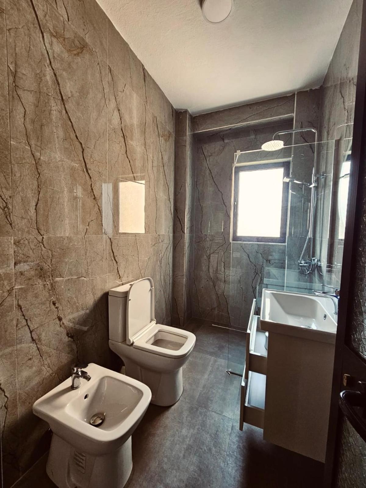 Hi5 Rooms Tirana Buitenkant foto