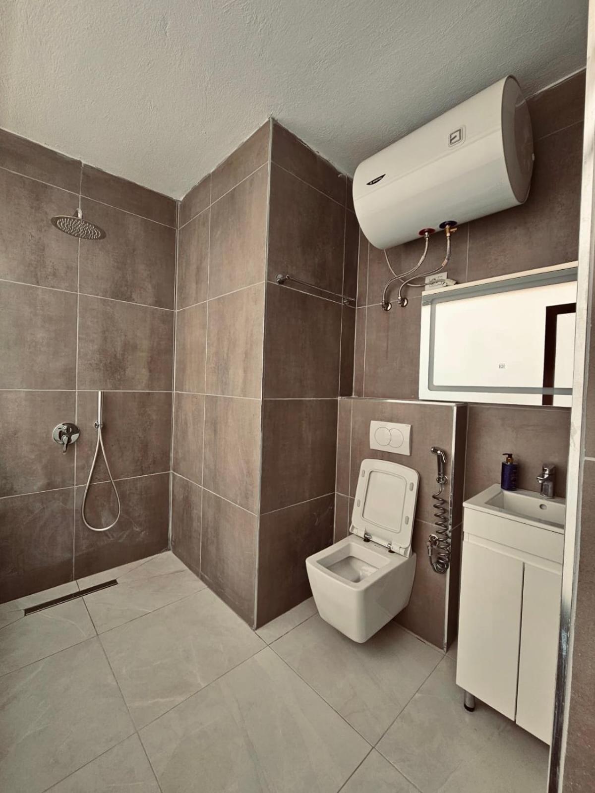 Hi5 Rooms Tirana Buitenkant foto