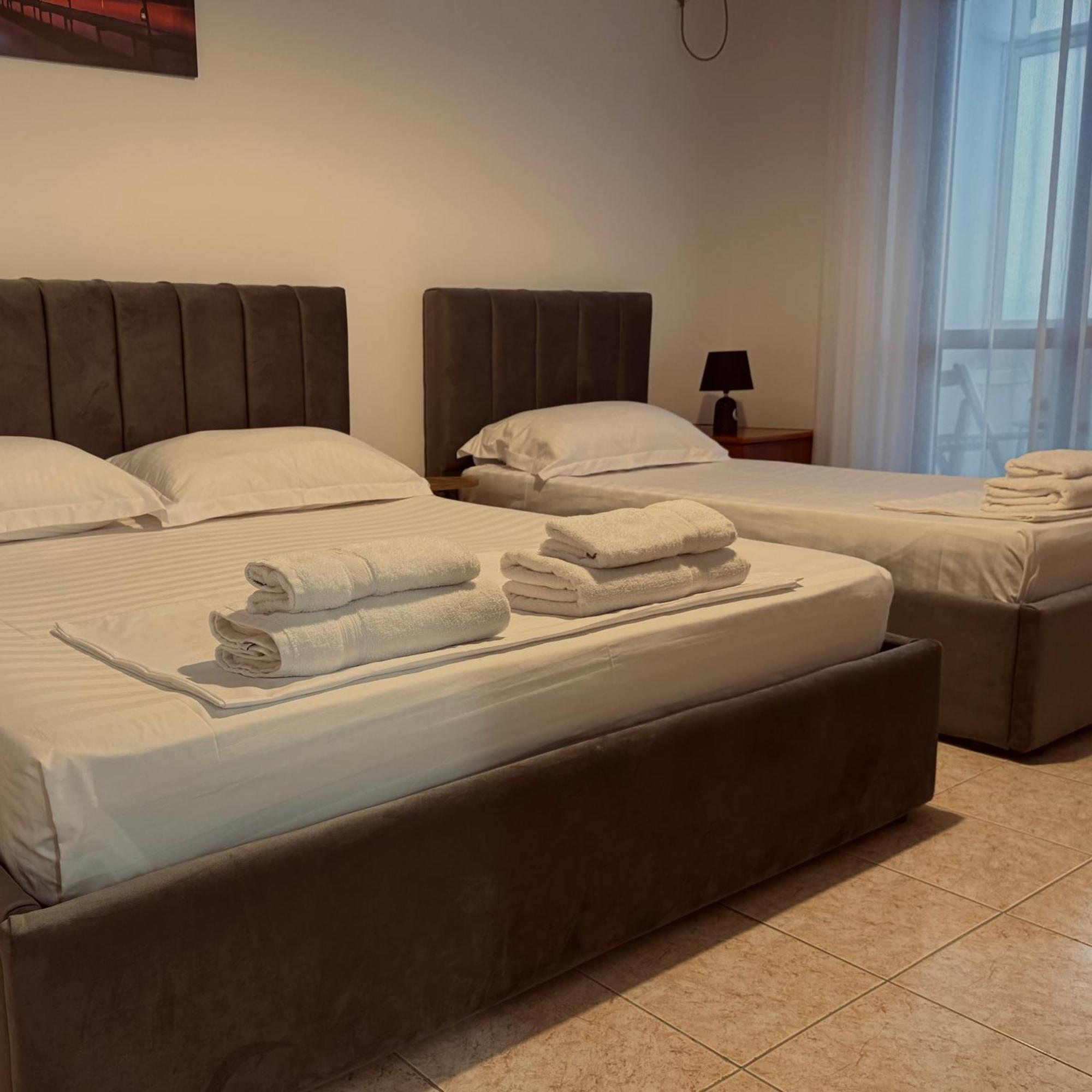 Hi5 Rooms Tirana Buitenkant foto
