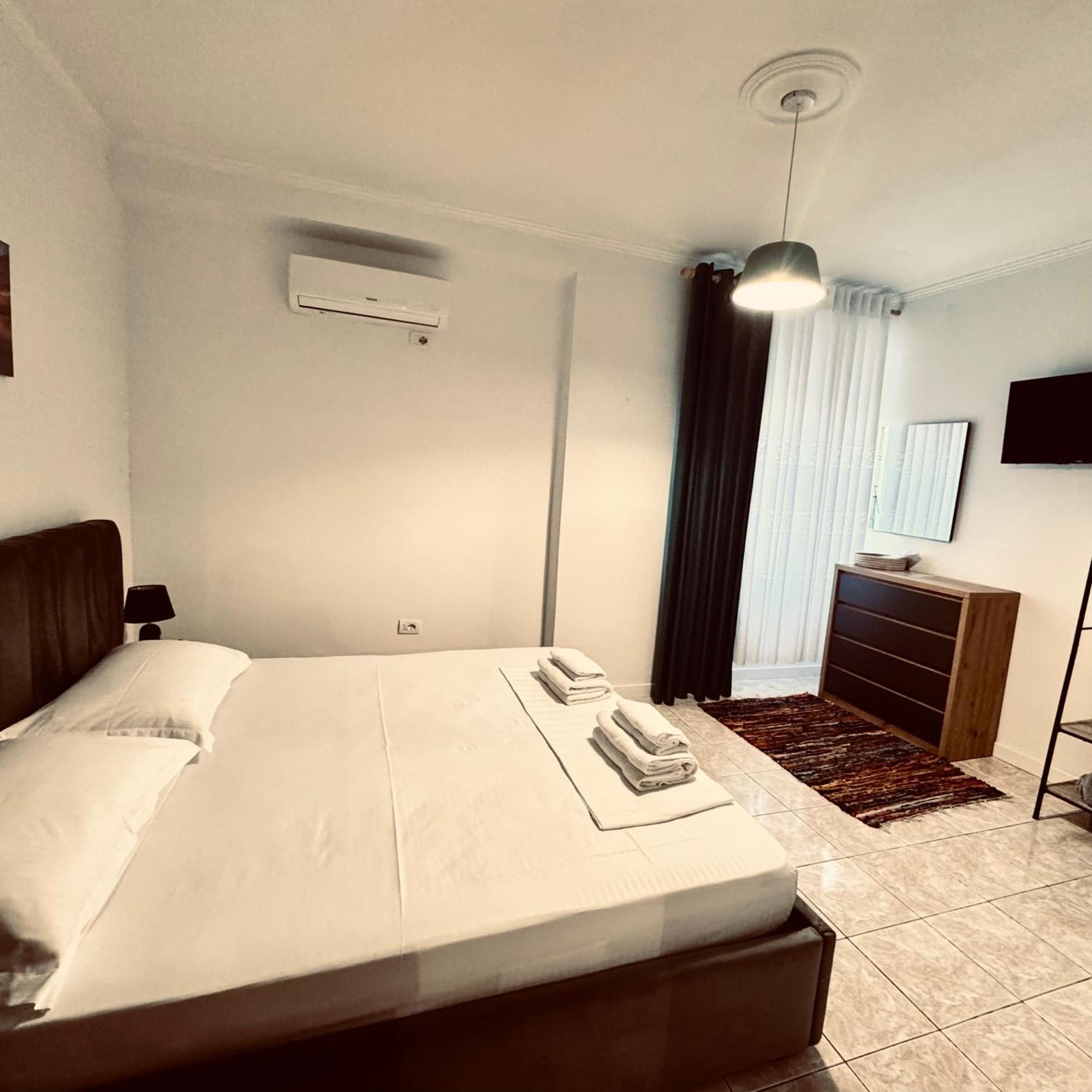 Hi5 Rooms Tirana Buitenkant foto